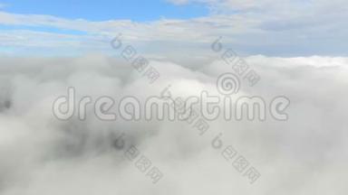 在云层中飞行。 蓝天背景上的一束云彩.. 云飞，移动的天空视频片段